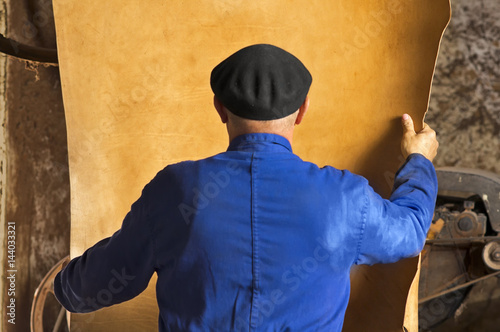 Foto tanner touching the leather in antique tannery , selective focus in animal skin
