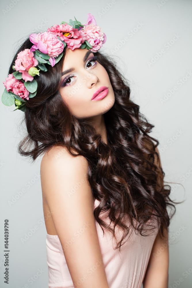 Naklejka premium Spring Fashion Portrait of Beautiful Model Woman with Makeup, Flowers and Long Curly Hair