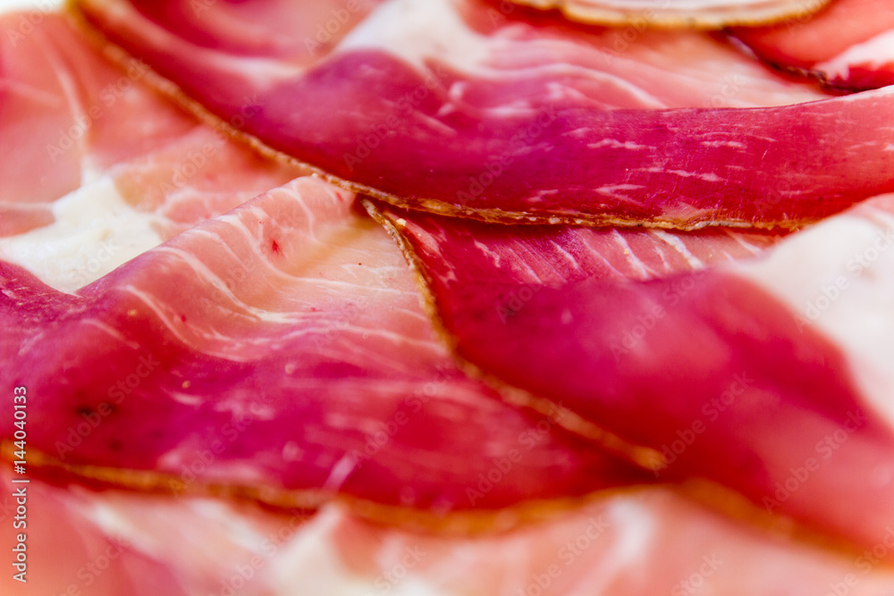 Selezione di salumi umbri; prosciutto crudo, lonza, salsiccia secca umbra Selezione di salumi umbri; prosciutto crudo, lonza, salsiccia secca umbra