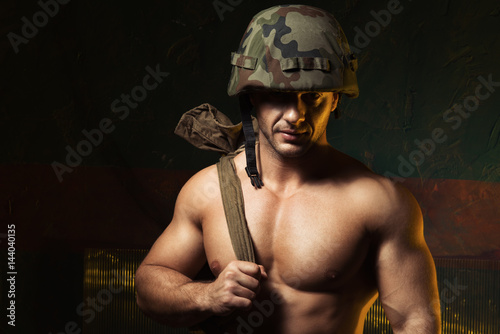 Muscular man come back from army © Aarrttuurr