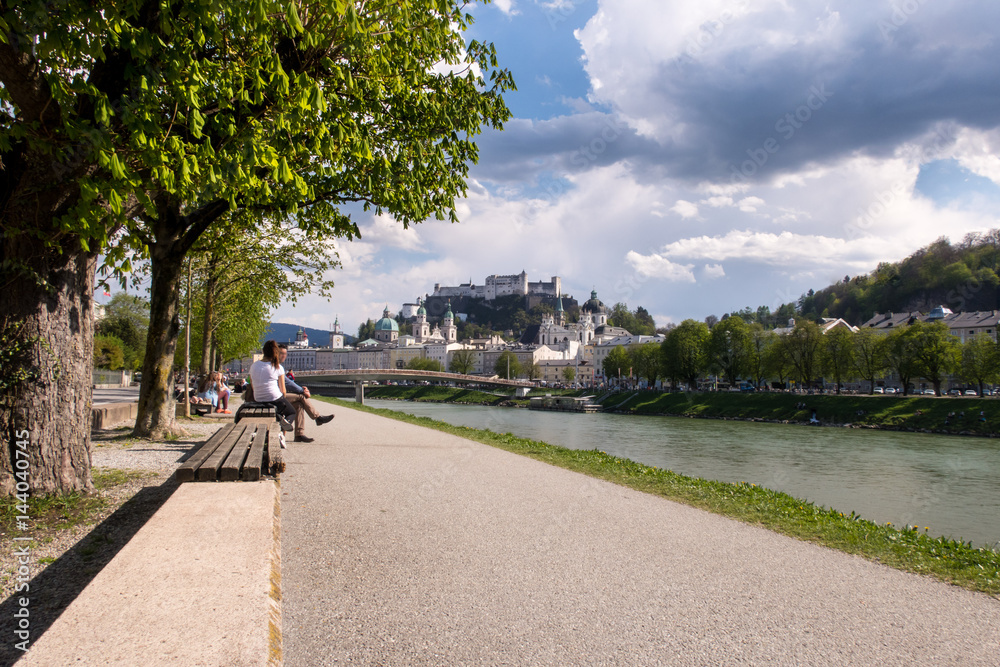 Fototapeta premium Blick auf Salzburger Altstadt von Salzachpromenade