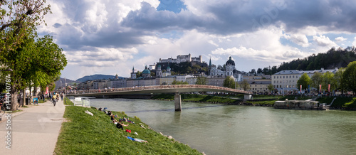 Blick auf Salzburger Altstadt von Salzachpromenade, Breitbild