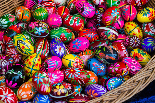 WIelkanocne jajka w koszyku, pisanki © Zbigniew