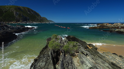 rote Kayaks in Mündung des Storms River, Tsitsikamma Park, Südafrika