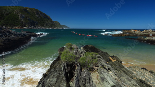 rote Kayaks in Mündung des Storms River, Tsitsikamma Park, Südafrika
