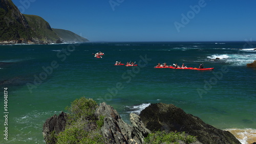 rote Kayaks in Mündung des Storms River, Tsitsikamma Park, Südafrika