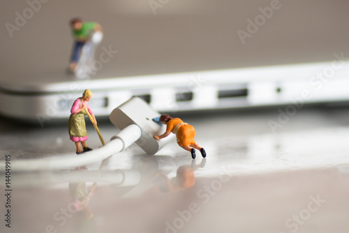 Obraz na płótnie Hardware Miniatur Reinigungspersonal w salonie