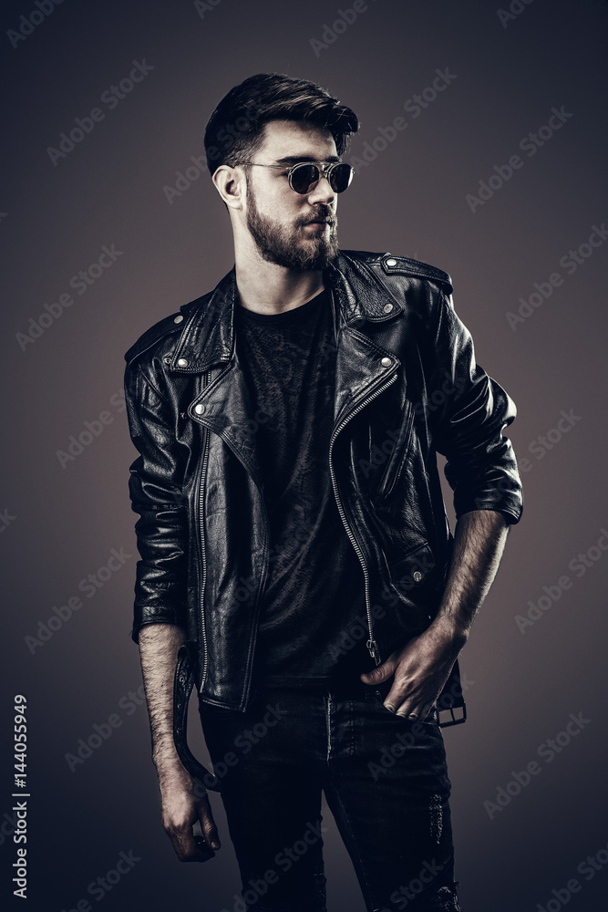 Jeune Hipster en blouson cuir, regarde sur le coté Stock Photo | Adobe Stock