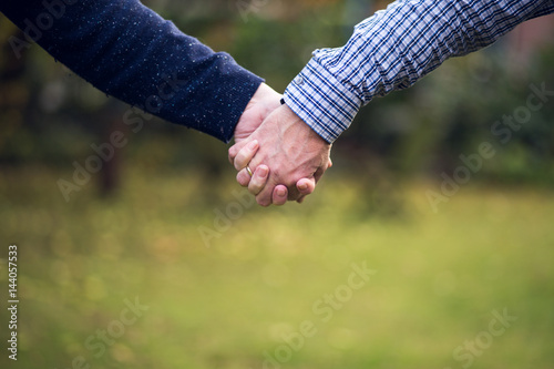 Händchenhaltendes älteres Paar © Rike.