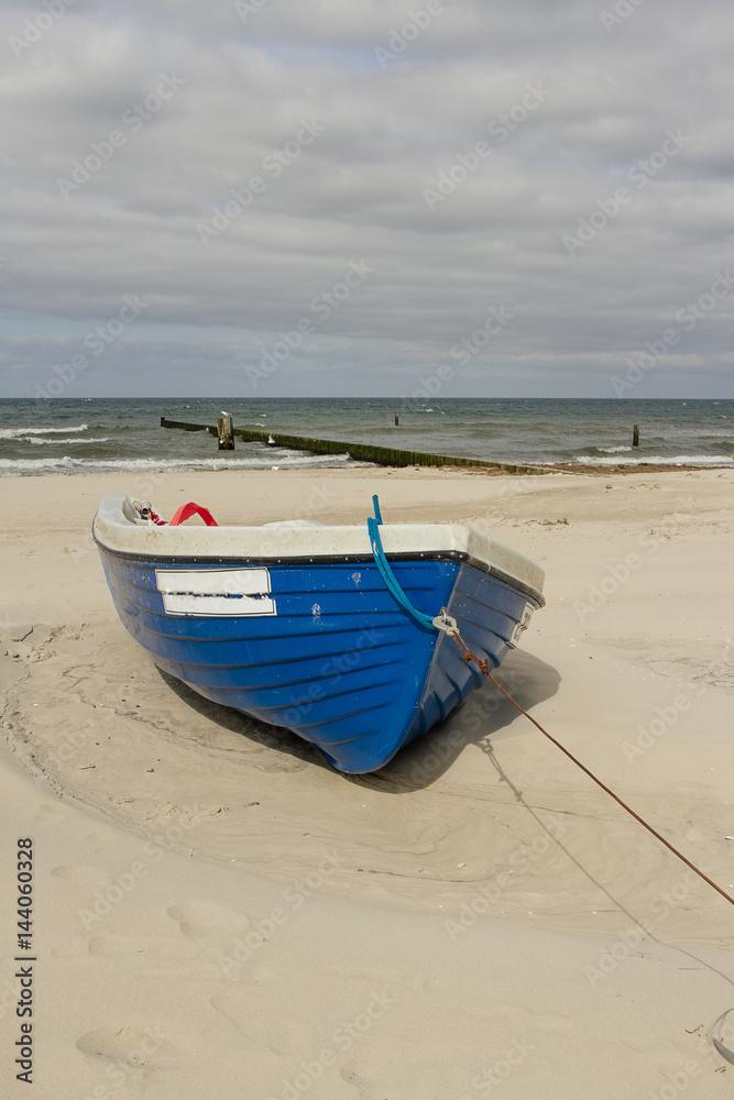 blaues Boot am Strand an der Ostsee blaues Boot am Strand an der Ostsee
