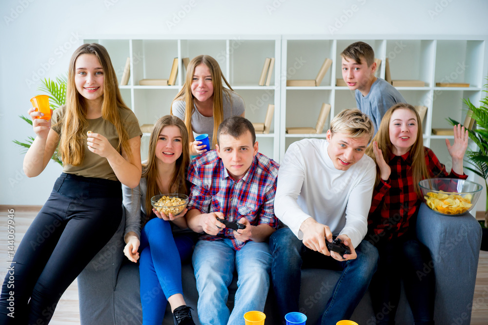 Obraz premium Friends playing a console game