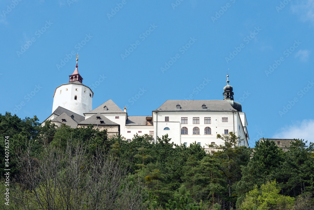 Frontansicht Burg Forchtenstein im Burgenland, Österreich