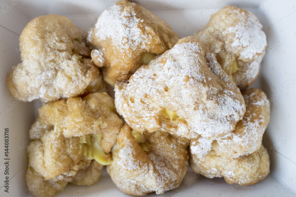 italian cream puffs with custard filling