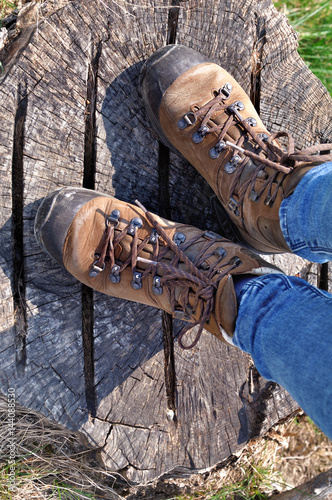 chaussures de randonnée portée par une femme en jean