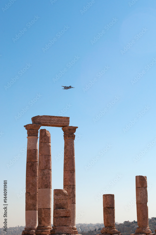 Giordania, 01/10/2013: lo skyline di Amman e le rovine del Tempio di Ercole, la struttura romana più significativi nella Cittadella di Amman, sito archeologico e uno dei nuclei originari della città Giordania, 01/10/2013: lo skyline di Amman e le rovine del Tempio di Ercole, la struttura romana più significativi nella Cittadella di Amman, sito archeologico e uno dei nuclei originari della città