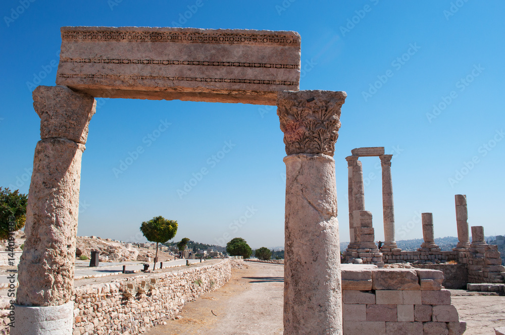 Giordania, 01/10/2013: lo skyline di Amman e le rovine del Tempio di Ercole, la struttura romana più significativi nella Cittadella di Amman, sito archeologico e uno dei nuclei originari della città