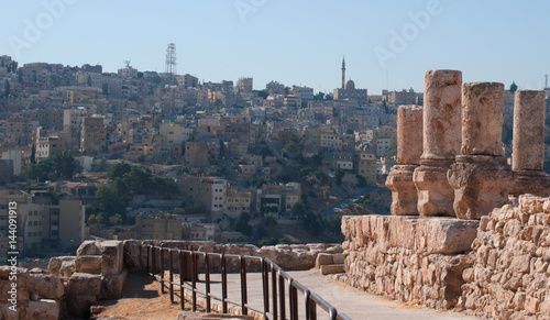 Giordania, 01/10/2013: lo skyline di Amman e le rovine del Tempio di Ercole, la struttura romana più significativi nella Cittadella di Amman, sito archeologico e uno dei nuclei originari della città photo