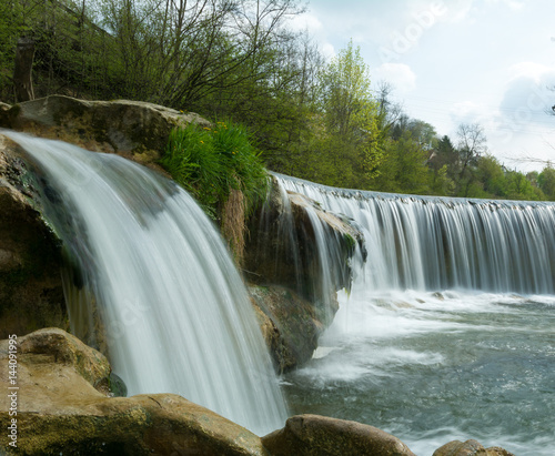 Sch  ner Wasserfall in idyllischer Natur in der Schweiz im Sommer am Bach