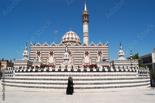 Giordania, Medio Oriente, 03/10/2013: donne musulmane velate davanti alla Moschea di Abu Darwish, costruita nel 1961 ad Amman in marmo bianco e nero  photo