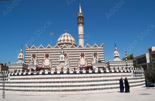 Giordania, Medio Oriente, 03/10/2013: donne musulmane velate davanti alla Moschea di Abu Darwish, costruita nel 1961 ad Amman in marmo bianco e nero  photo