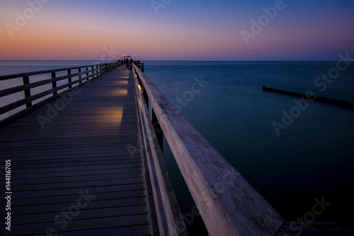 Ostsee Seebr  cke beim Sonnenuntergang