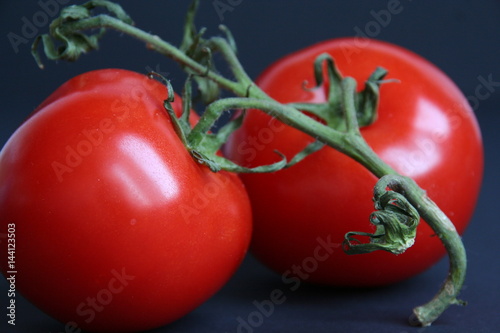 Czerwone, dojrzałe pomidory na gałązce