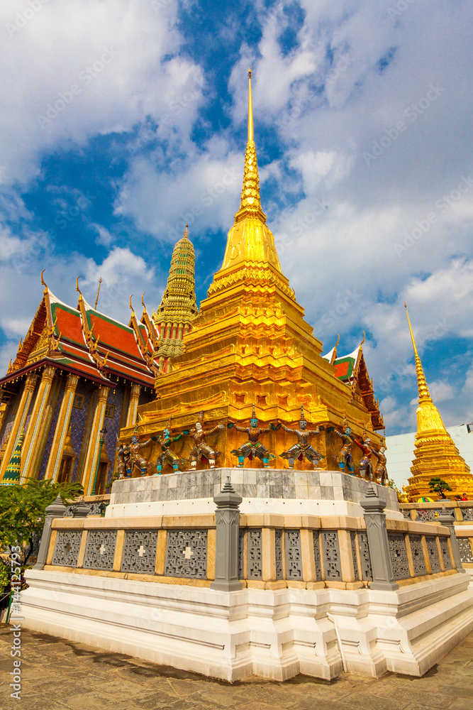 Fototapeta premium Grand palace and Wat phra keaw Bangkok, Thailand. Beautiful Landmark of Thailand. Temple of the Emerald Buddha