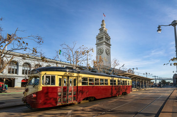Fototapete San Francisco Straßenbahn oder Trollley oder Muni Straßenbahn vor San Francisco Ferry Building in Embarcadero - San Francisco, Kalifornien, USA  © diegograndi