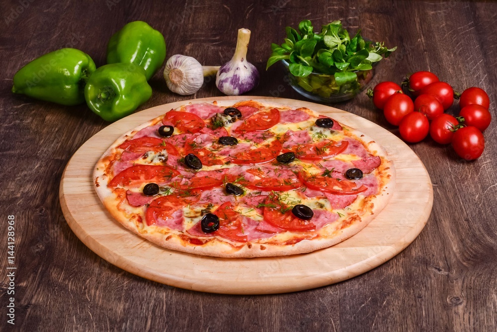 Thin pizza with ham and tomatoes Thin pizza with ham and tomatoes