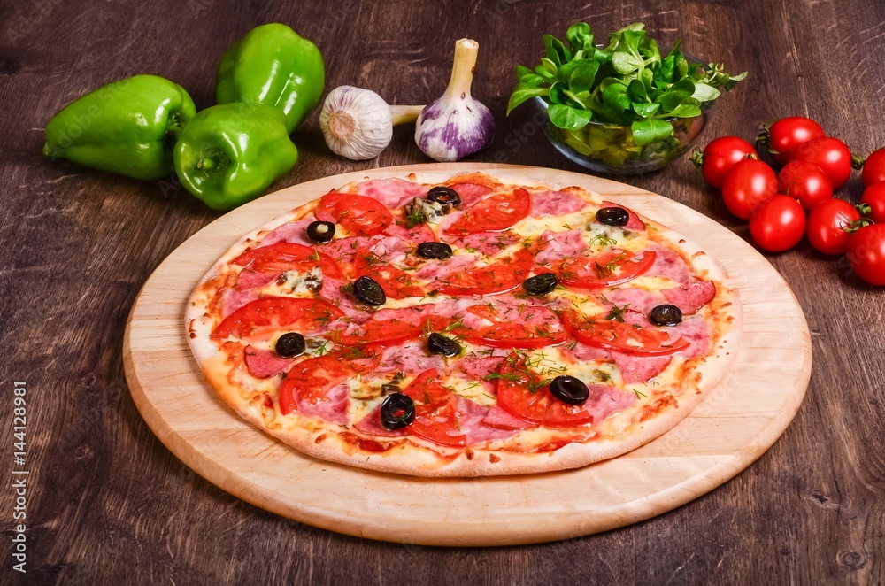 Thin pizza with ham and tomatoes Thin pizza with ham and tomatoes