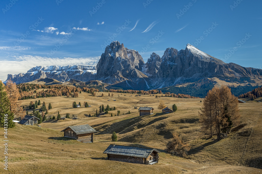 Alpe di Siusi/Seiser Alm, Dolomites, South Tyrol, Italy. Autumn on the Alpe di Siusi/Seiser Alm with the peaks of Sella, Sassolungo/Langkofel and Sassopiatto/Plattkofel Alpe di Siusi/Seiser Alm, Dolomites, South Tyrol, Italy. Autumn on the Alpe di Siusi/Seiser Alm with the peaks of Sella, Sassolungo/Langkofel and Sassopiatto/Plattkofel