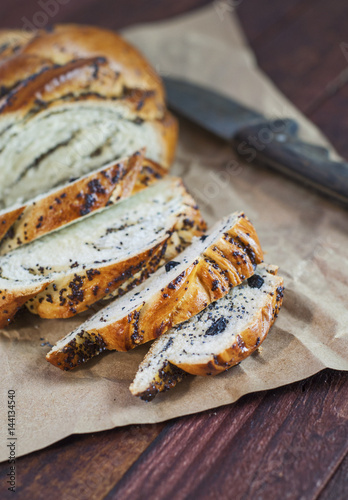Sliced roll with poppy seeds and raisins