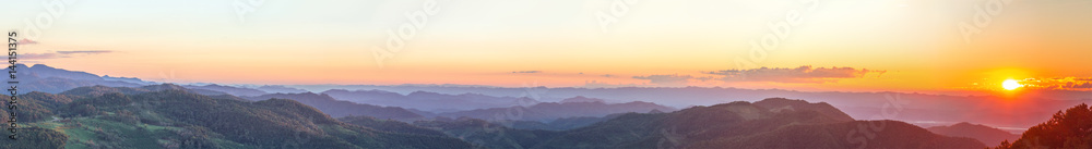 Fototapeta Górski krajobraz i zachód słońca