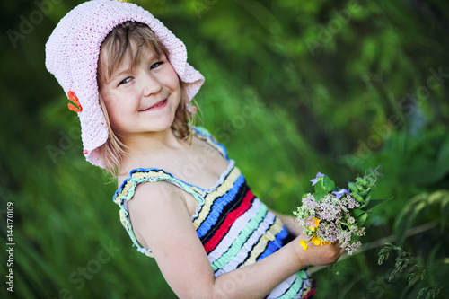 Девочка с цветами в руках