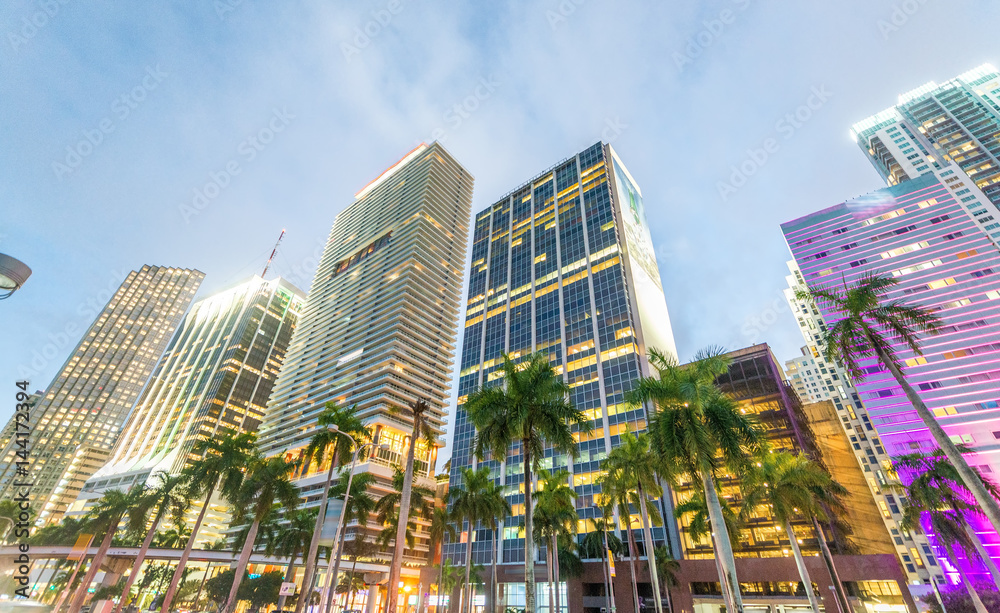 Obraz premium Miami, FL. Ulice miasta o zachodzie słońca