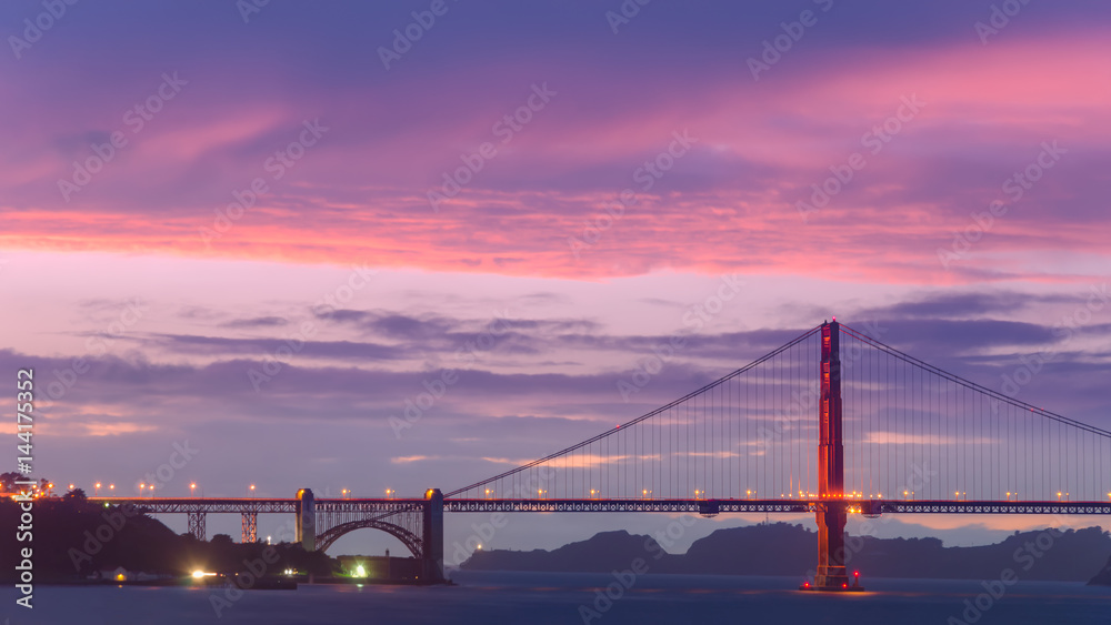 Obraz premium Golden Gate Bridge, side look