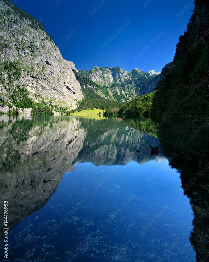 Naklejka premium Der Obersee im Nationalpark Berchtesgaden umrahmt von steilen Bergen 