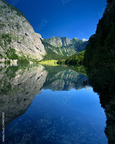 Der Obersee im Nationalpark Berchtesgaden umrahmt von steilen Bergen 