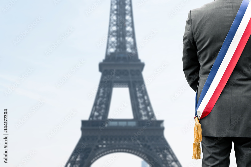 Fototapeta premium paris tour eiffel maire mairie voter vote ville commune élection élire représentant pouvoir diriger légal loi pouvoir projet