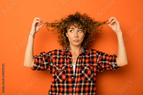Tableau sur toile young natural curly woman standing over an orange background