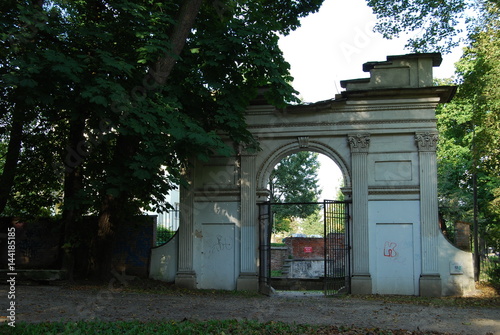 Pulawy, Ogrod palacowy - Brama Rzymska. photo