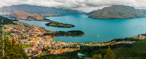 Queenstown and Lake Wakatipu， New Zealand 