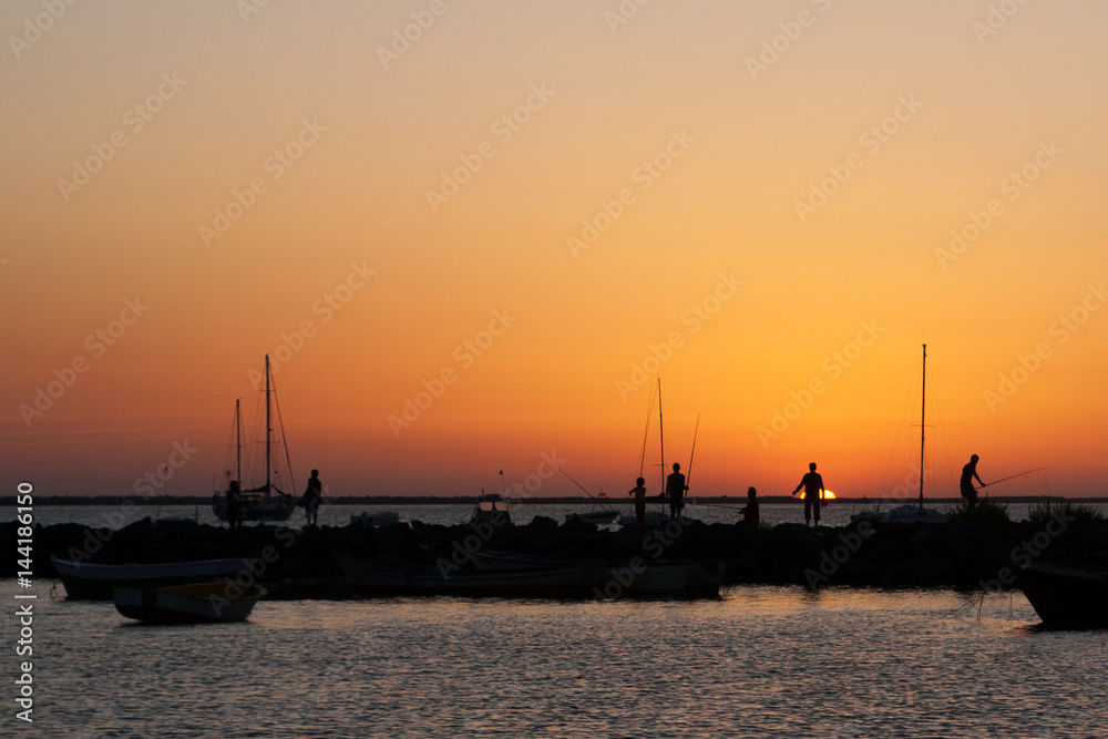 pescadores en la puesta de sol