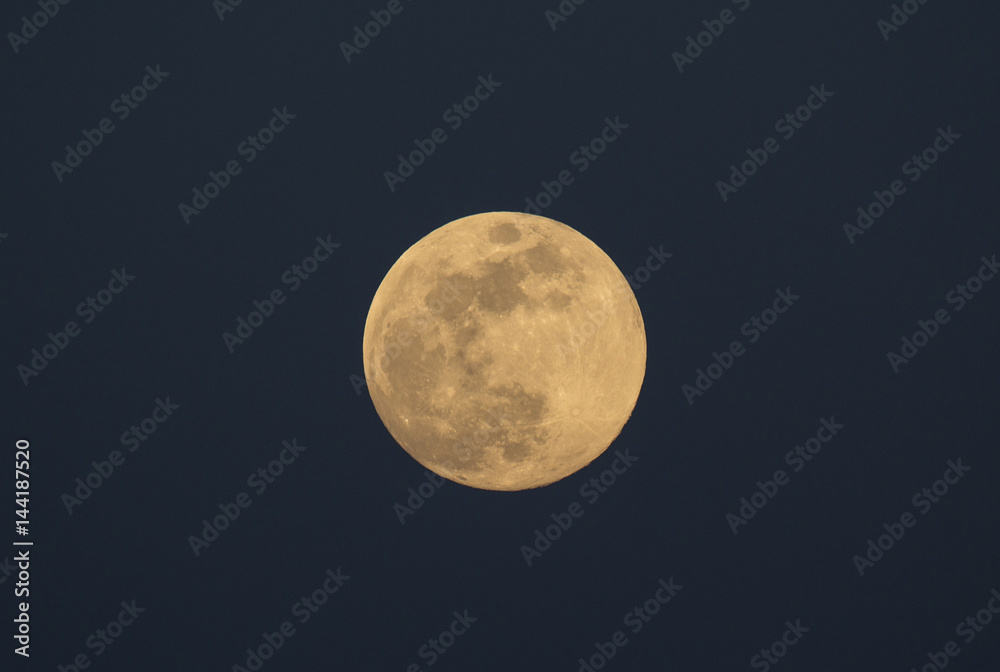 Obraz premium Full moon on dark sky