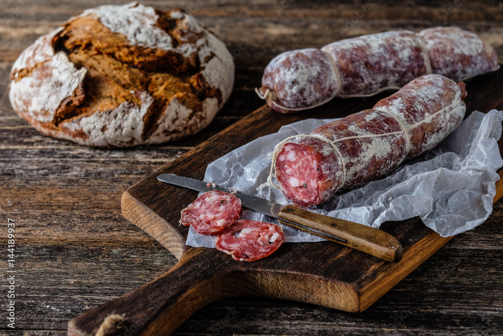 Italienische Salami auf einem Holzbrett Italienische Salami auf einem Holzbrett