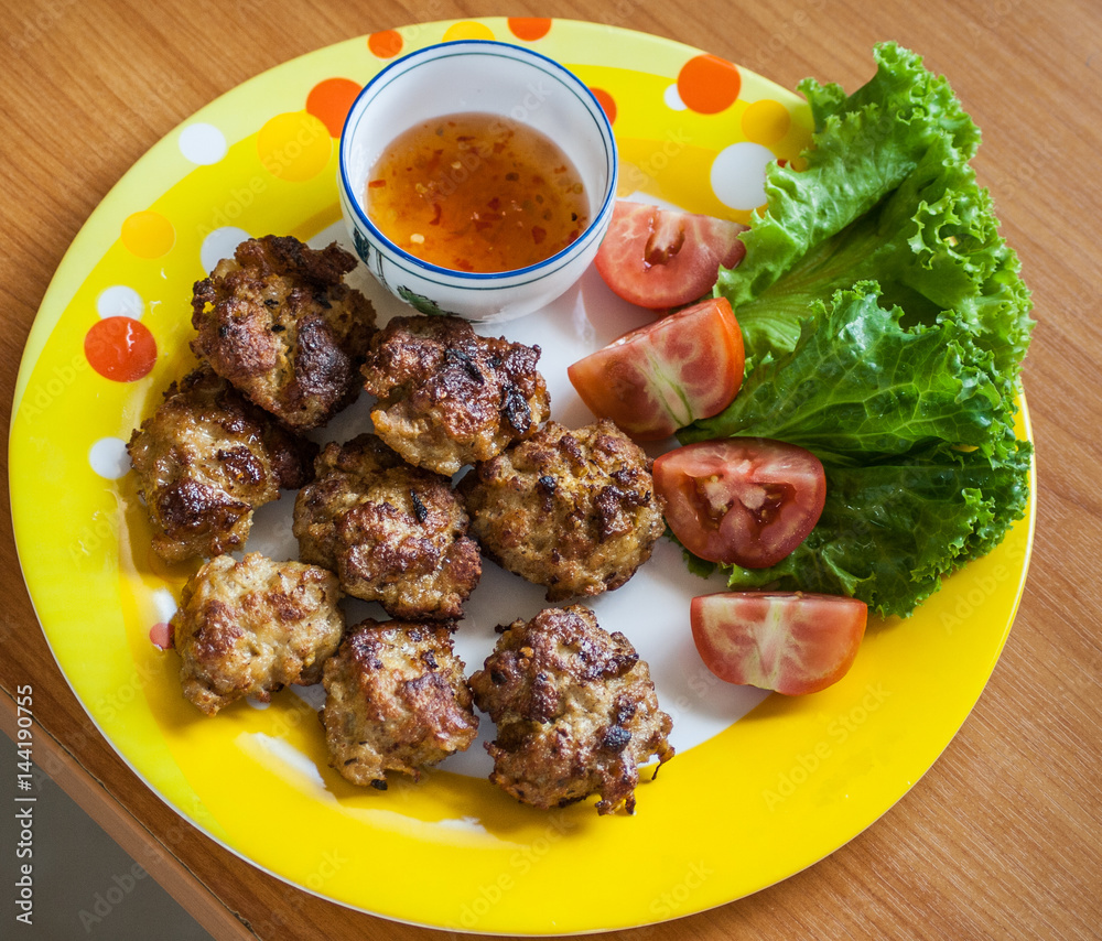 8 Hausgemachte Buletten mit Sosse und Salat 8 Hausgemachte Buletten mit Sosse und Salat