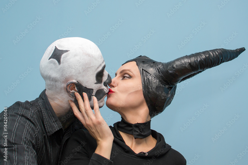 Naklejka premium Halloween couple in traditional costumes and makeup
