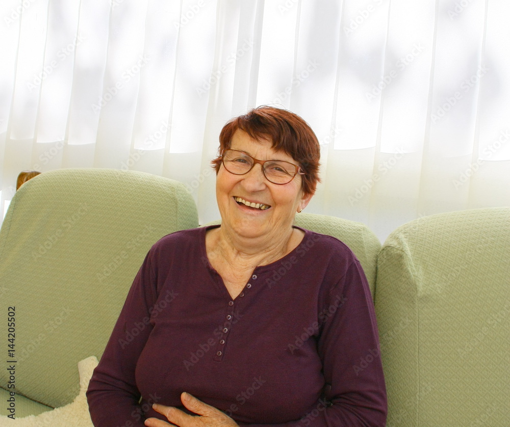 femme senior de 80 ans, rire,heureuse,portrait femme senior de 80 ans, rire,heureuse,portrait