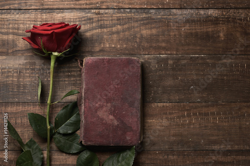 Fototapeta Naklejka Na Ścianę i Meble -  red rose and old book