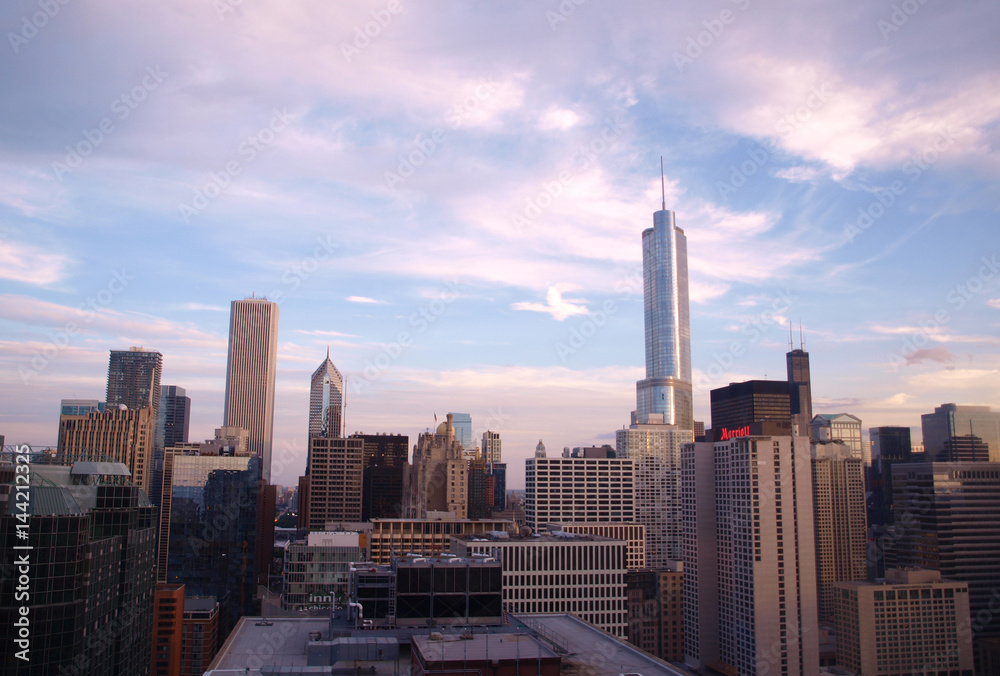 夕焼けに染まるシカゴの摩天楼